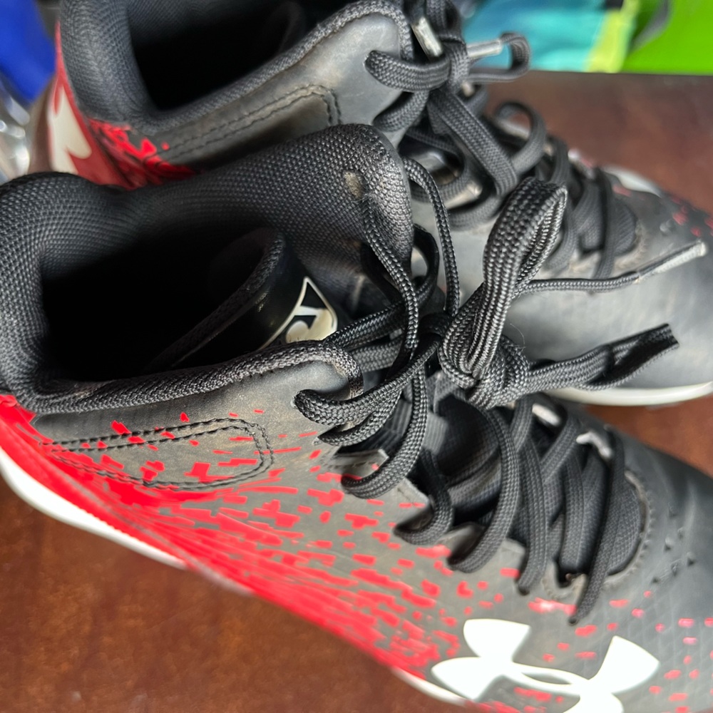 Under Armour Kids Baseball Shoes - Black and Red
Size 2.5Y